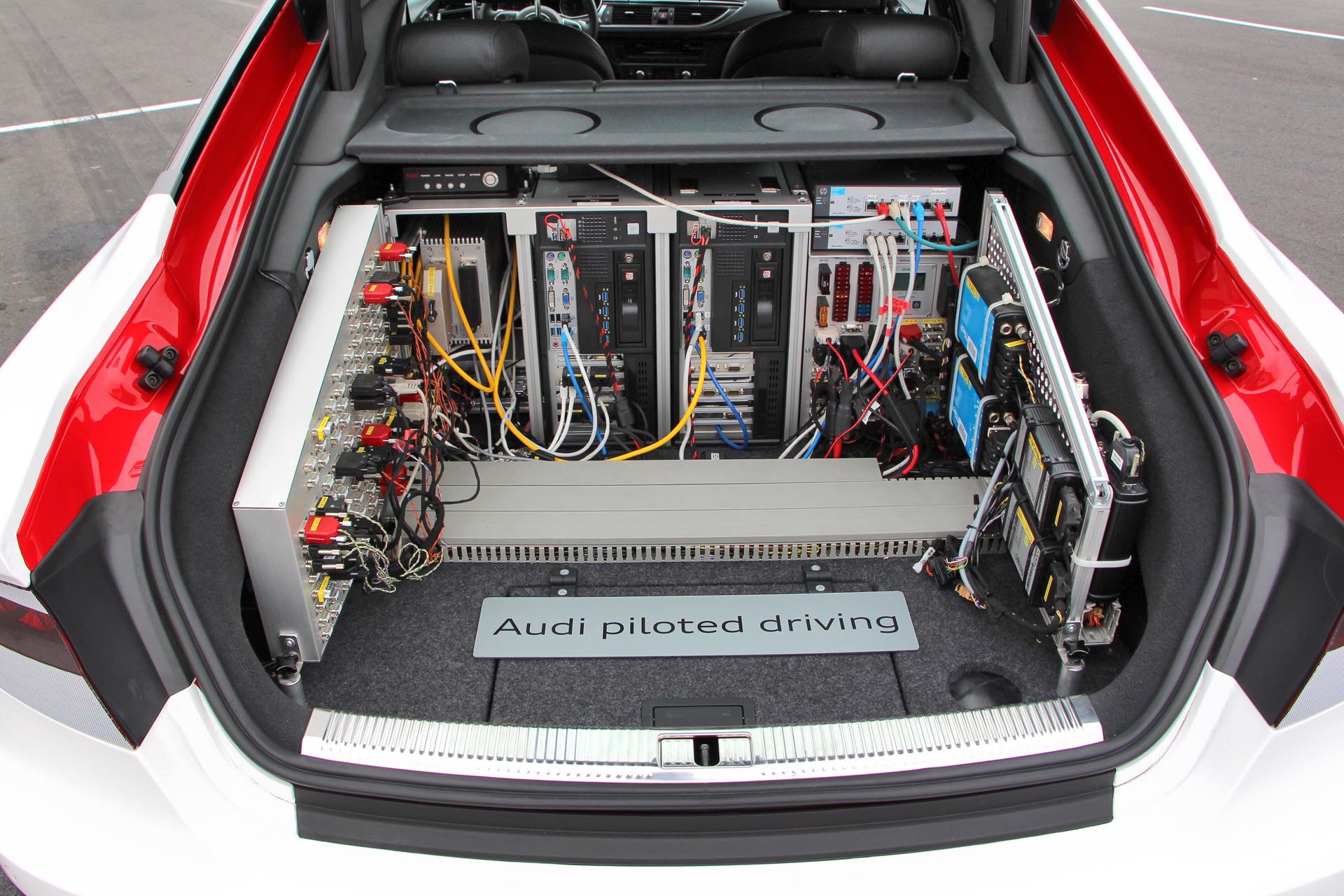 Bobby – control equipment in trunk
