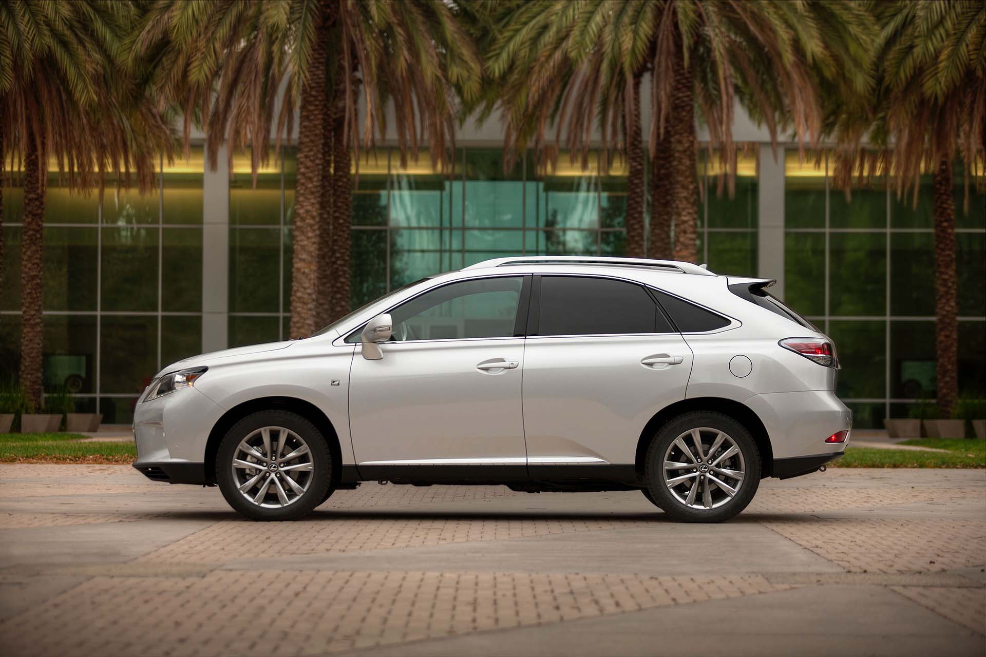 The third-generation Lexus RX came with the expected host of upgrades, from bumps in displacement (to 3.5L) and power (275 hp) to improved ergonomics and greater passenger area.