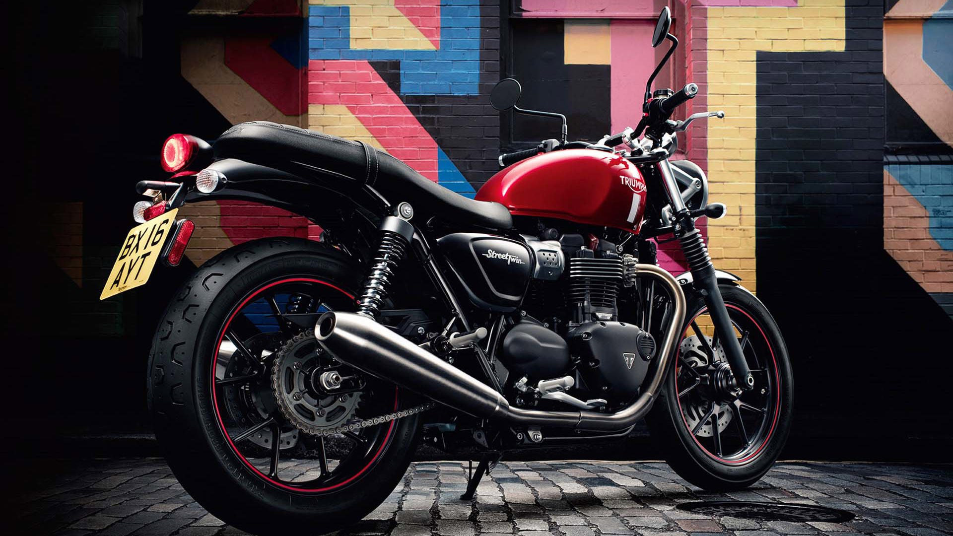 Triumph’s new entry level Bonneville, the 2016 Street Twin is a 900cc parallel twin designed to charm the retro-set with authentic British antique styling and low-fuss, lazy riding. The 54 hp engine might make the traction control a little pointless, but the engine has been tuned to for torque. An accessible 59 lb-ft of torque from 3,200 rpm helps pull the 217 kg bike to traffic speeds with little effort.