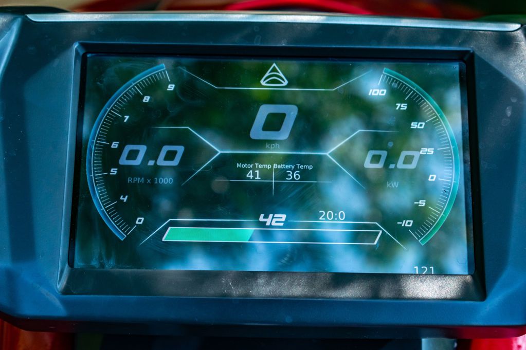 The 7-inch HD colour screen provides information on battery range, motor and battery temp, as well as a clock, tachometer and speedometer.